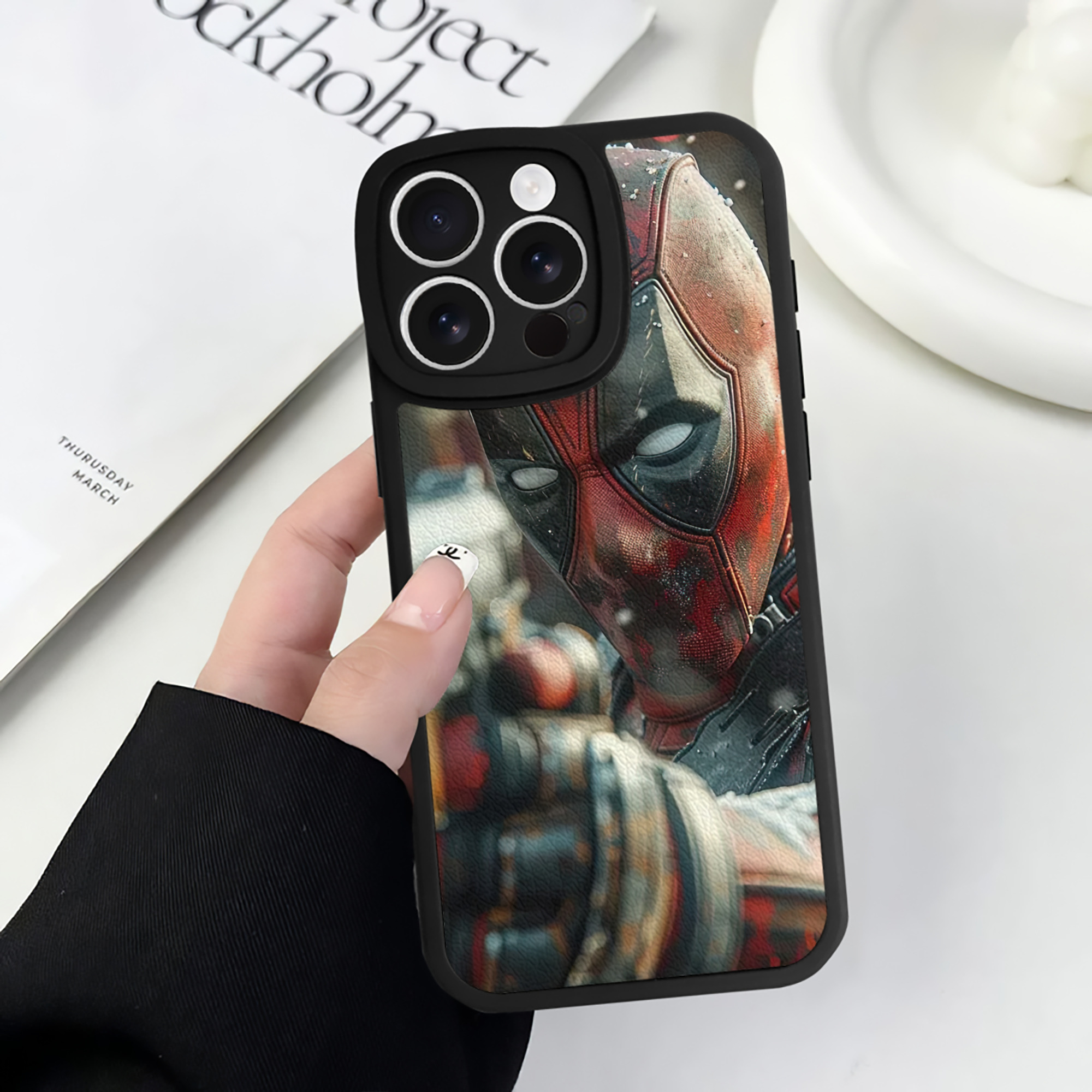 （画像用） Deadpool デッドプール 【iPhone 16シリーズ対応】シリコンスマホケース（レザー調） 材質：シリコン